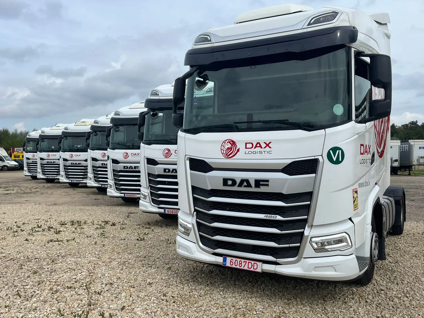 DAX Logistic kravas automobiļu autoparks skatā no priekšpuses