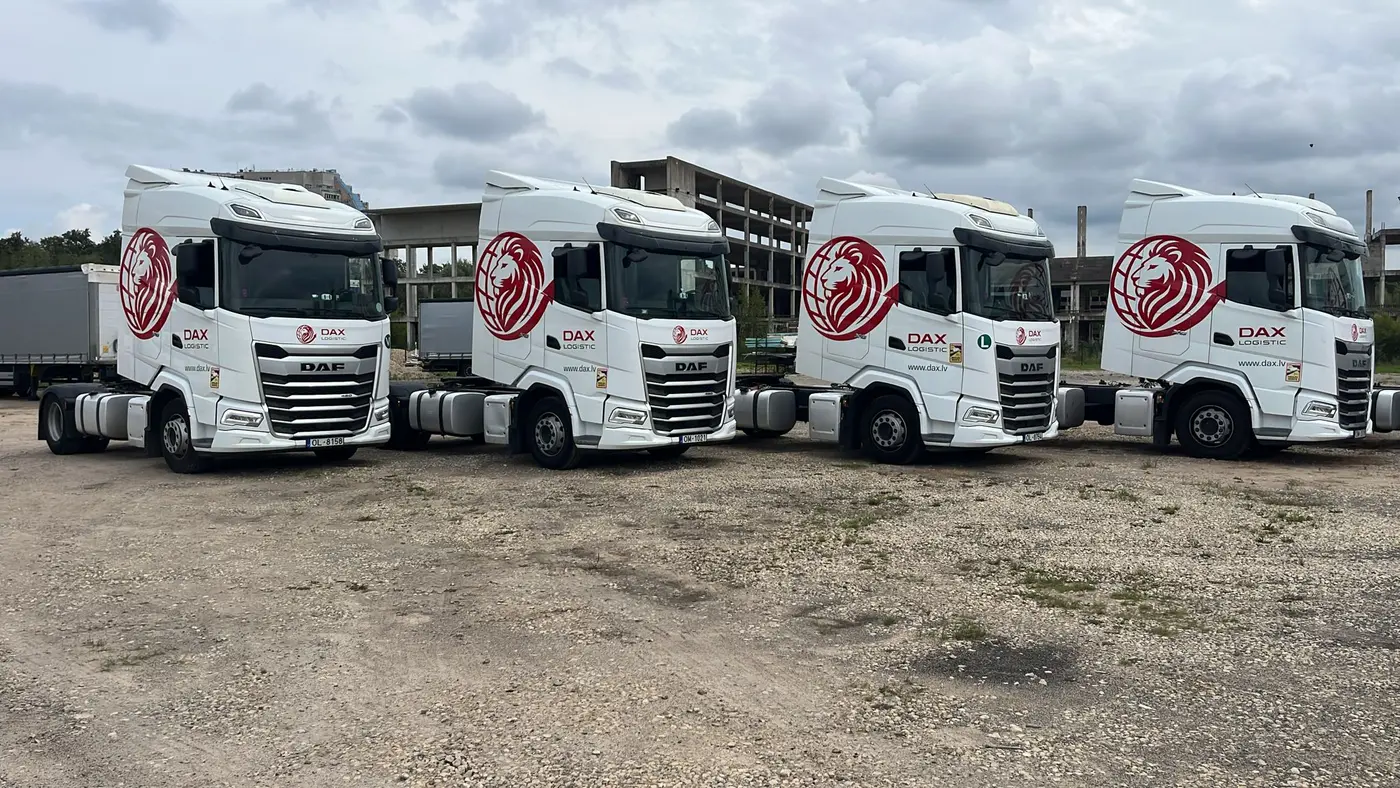 DAX Logistic kravas automobiļi autoparka laukumā