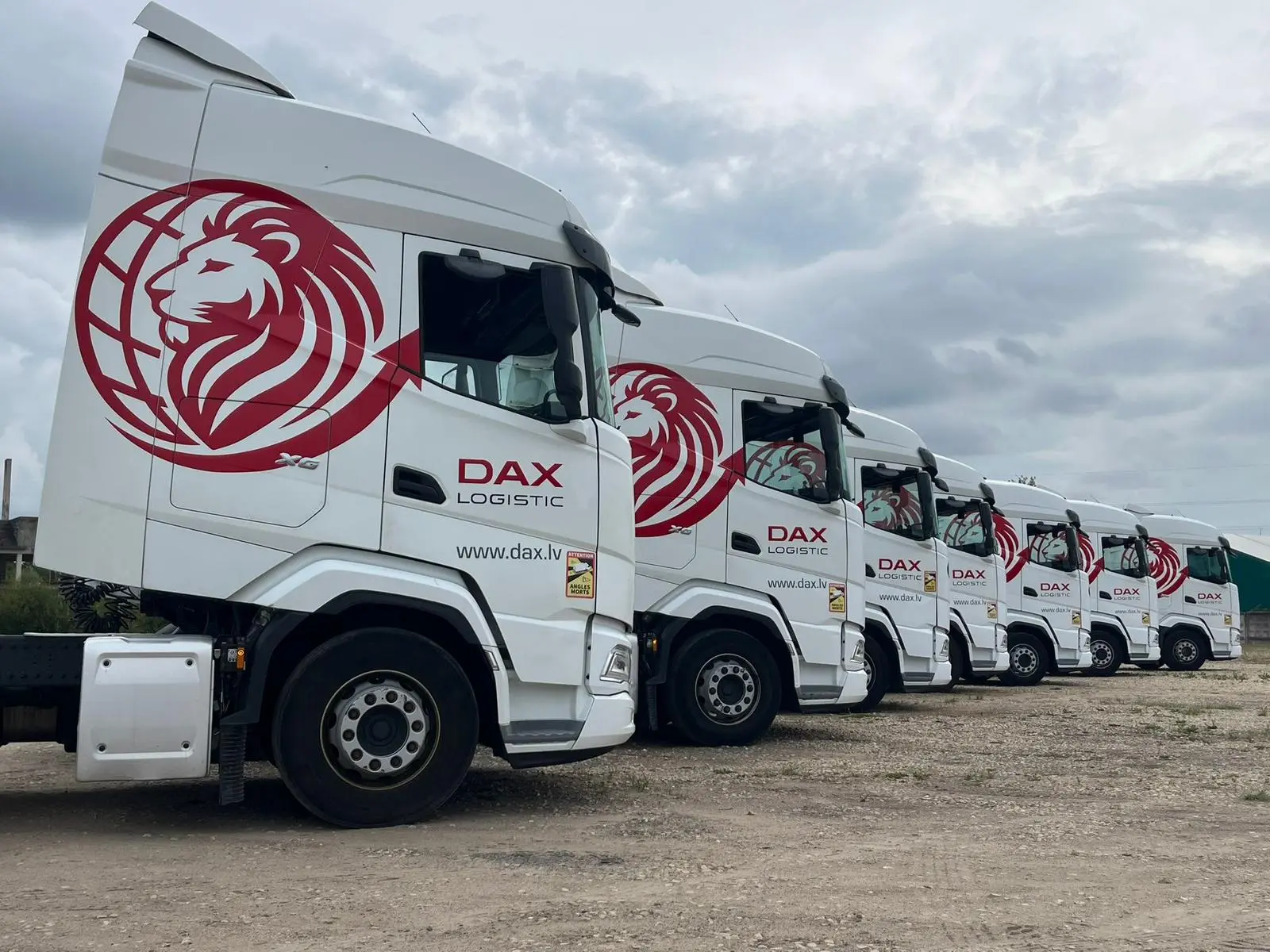 DAX Logistic DAF vilcēji vienotā uzņēmuma noformējumā